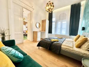 布达佩斯Luxory Design Apartment#Bakáts#FreeParking#8ppl的一间卧室配有一张床和一张沙发