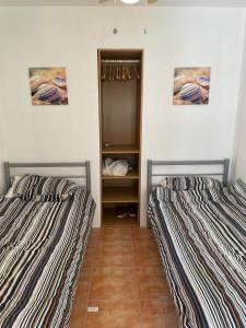 马萨龙港Encantador piso con vistas al mar的卧室内两张并排的床