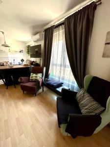 萨格勒布Apartment PM的带沙发、书桌和窗户的客厅