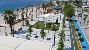安塔利亚Tas Homes Antalya的棕榈树海滩的空中景致