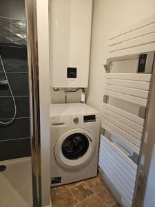 罗什科尔邦Charmante maison troglodyte Loire Valley的小型浴室内的洗衣机和烘干机