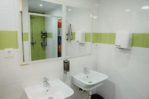 巴塞罗那Onefam Ramblas的白色的浴室设有两个盥洗盆和镜子