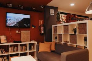 巴塞罗那Onefam Ramblas的带沙发和平面电视的客厅