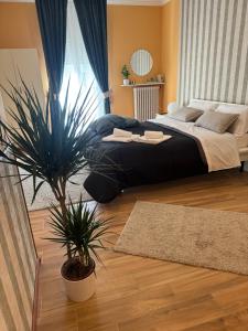 阿韦扎诺Casina Dei Marsi的一间卧室配有一张大床和盆栽植物