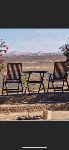 伊尔富德布查拉菲旅馆的沙漠中的两把长椅和一张野餐桌