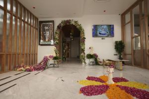 德瓦尔卡Pride Comfort Dwarka的大堂,地板上放着一束鲜花