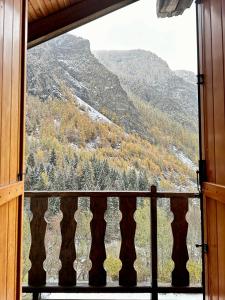 沙穆瓦Cozy Chalet With Mountain Views in Ussin, Valtourneche, Parking的窗户享有山景。
