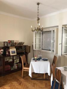 里斯本Casa da Branca Gonta Colaço的一间配备有白色桌椅的用餐室