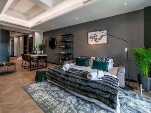 开普敦Luxury City Living - 1 Bedroom with balcony的一间卧室配有一张大床和一张桌子
