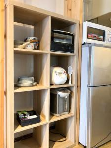 名古屋Maison Etoile Room 705 - Vacation STAY 14807的厨房配有冰箱和微波炉。