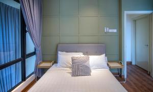 吉隆坡Arte Mont Kiara by Cobnb的一张位于带大窗户的房间内的床铺
