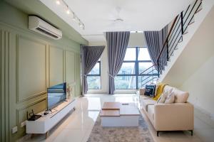 吉隆坡Arte Mont Kiara by Cobnb的带沙发和大窗户的客厅