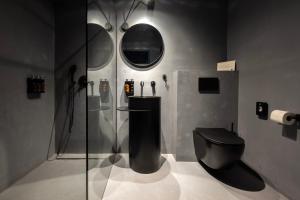 波普拉德Welkam的浴室设有黑色的卫生间和镜子