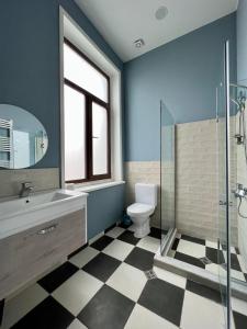第比利斯Guest House Third Floor的一间带水槽、卫生间和淋浴的浴室