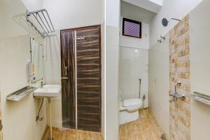 瓦拉纳西FabHotel SR的带淋浴、卫生间和盥洗盆的浴室