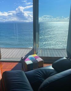 卡尼索Luxurious Penthouse Suite direct at sea的享有大海美景的客厅