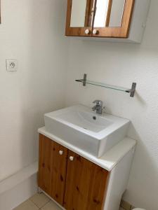 蒙布兰莱班Olydea Montbrun-les-Bains的浴室设有白色水槽和镜子