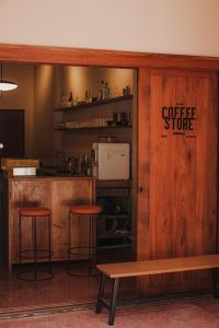 Cozy Room at The Coffee Store Charoenkrung的证书、奖牌、标识或其他文件