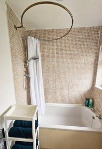 Little Hulton, Manchester的浴室配有白色浴缸和淋浴。