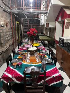 普杰Sharad Baug homestay的一张长桌,上面放着食物板