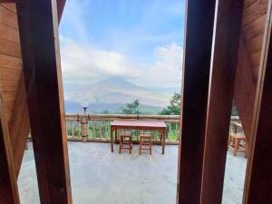 金塔马尼The Panorama Batur Camp的山景阳台上的桌椅