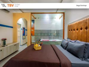 巴加The Baga Domingo-TBV的一间卧室设有一张大床和一个浴缸