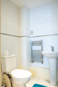 伍尔弗汉普顿Newly furnished Appartment near Train Station wolverhampton的白色的浴室设有卫生间和水槽。