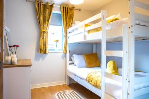 伍尔弗汉普顿Newly furnished Appartment near Train Station wolverhampton的一间卧室配有带黄色窗帘的双层床