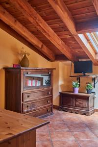 蒙特霍-德拉谢拉Casa Rural Fuente del Arca Montejo的客厅设有大型木制梳妆台和电视。