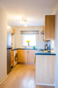 伍尔弗汉普顿Newly furnished Appartment near Train Station wolverhampton的厨房配有木制橱柜和台面