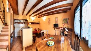 蒙特霍-德拉谢拉Casa Rural Fuente del Arca Montejo的厨房以及带木桌的用餐室。