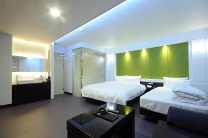 釜山WA酒店的酒店客房带两张床和一间浴室
