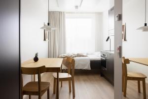 埃斯波Noli Otaniemi的小型公寓 - 带一间卧室和桌椅