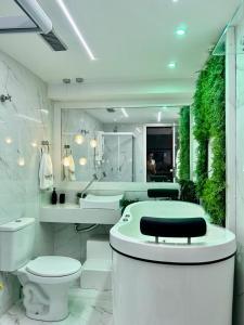萨尔瓦多apart hotel 2 quartos frente mar的白色的浴室设有卫生间和水槽。