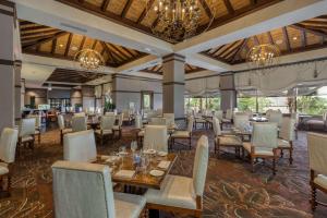 奥兰多奥兰多邦内溪温德姆格兰德度假酒店的用餐室配有桌椅和吊灯。