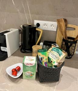 鲁塞City Zen的厨房柜台,配有一篮子食物和咖啡壶