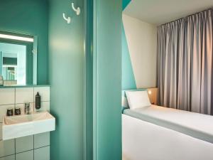 埃皮纳勒埃皮纳勒伊塔普酒店的一间带水槽和床的小浴室
