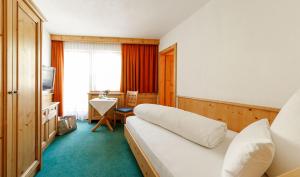 萨姆瑙恩阿斯托里亚酒店的酒店客房,配有床和电视