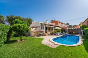 阿尔库迪亚Casa Kerchner的一个带游泳池和房子的后院