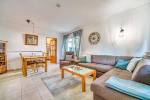 阿尔库迪亚Casa Kerchner的客厅配有沙发和桌子
