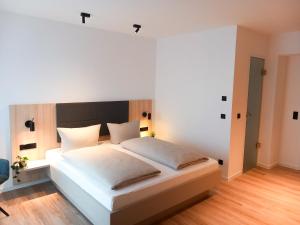 柏林HOLI City Apart Hotel Berlin的卧室配有一张白色大床