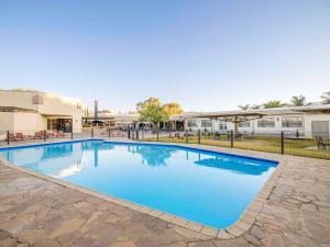 温特和克Mercure Hotel Windhoek的一座建筑的庭院中的游泳池