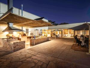 温特和克Mercure Hotel Windhoek的一座带户外庭院的建筑