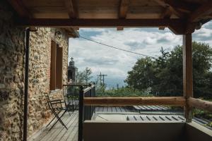 米斯特拉斯Acropolis Mystra Guesthouse的房屋的阳台享有风景。