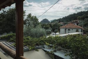 米斯特拉斯Acropolis Mystra Guesthouse的阳台享有菜园的景致。