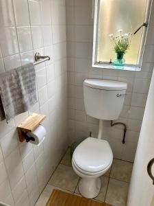 乌平通Budler Stay, 3 Bedroom, Self Catering apartment的白色的浴室设有卫生间和窗户。