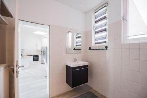 美因茨Gemütliche Ferienhaushälfte im Herzen Mainz的白色的浴室设有水槽和镜子
