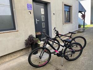 温科夫齐Apartman Beli的两辆自行车停在房子外面
