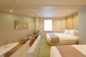 大阪Senlax Inn Osaka的酒店客房,配有床和沙发