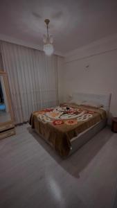 奥尔塔贾BVK1的一间卧室,卧室内配有一张大床
